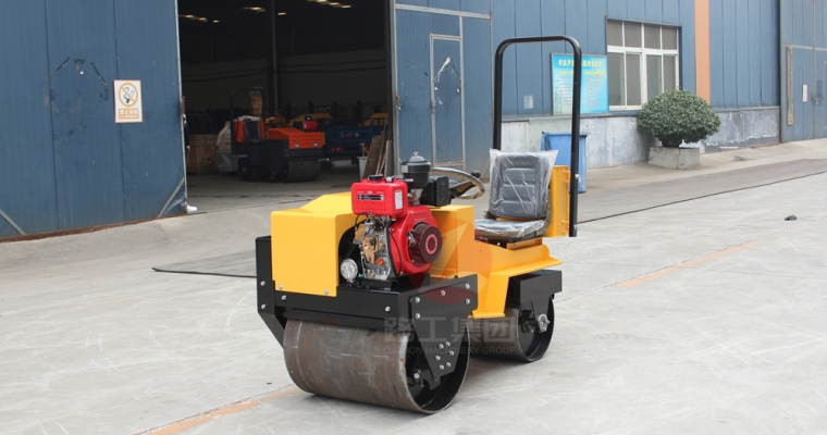 如何有效保養(yǎng)小型壓路機(jī)的機(jī)械傳動系統(tǒng)呢？