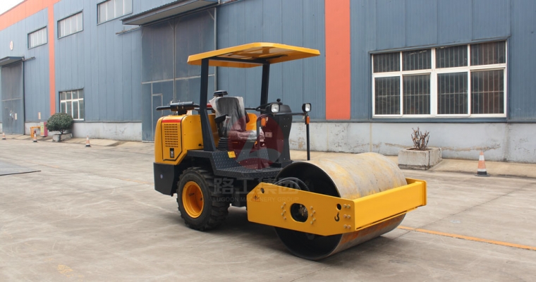 小型壓路機變速箱保養(yǎng)的重要性體現(xiàn)在哪里